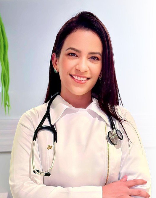 Dra. Ariana Amorim, médica nutróloga, com jaleco e estetoscópio
